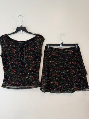 To the Max Vintage Black Floral Top In Medium With A-Line Mini Skirt In Small